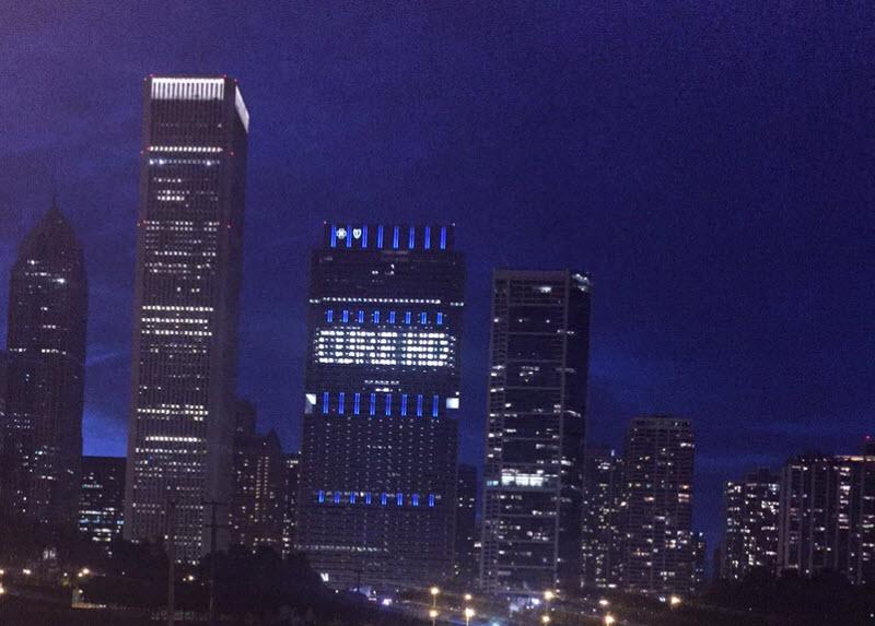 LundbeckUS's tweet photo. #DYK The Blue Cross Blue Shield Building in #Chicago is lit up to honor #HDAwarenessMonth? #Blue4HD #HDAwareness http://t.co/A3Yi2rXkNy