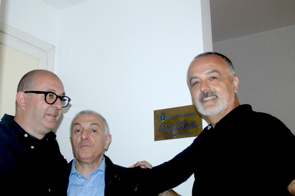 Con #SalvatoreCalleri e #RenatoScalia.
Sullo sfondo la solenne targa dedicata alla memoria di Falcone e Borsellino.