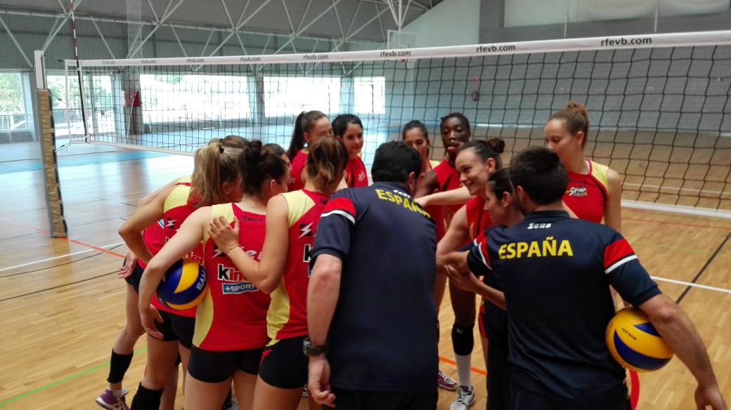 JuanAlonsoESP's tweet photo. @RFEVB primer entrenamiento de la selección femenina en Lorca, pabellón Felipe VI http://t.co/NtylmV7aeb