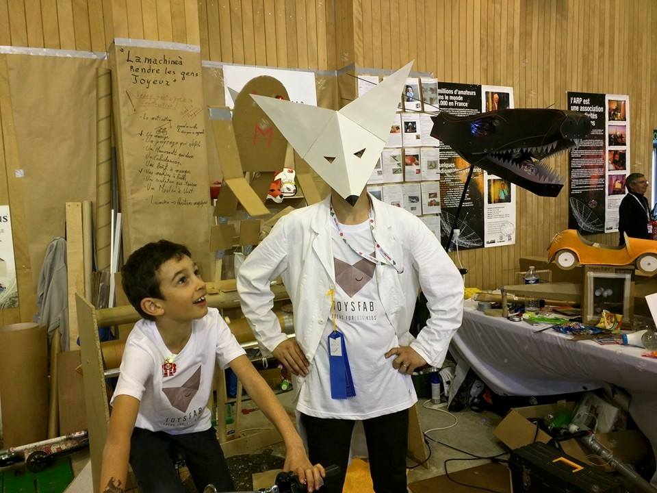 Toysfab's tweet photo. La «Machine à rendre les gens heureux» #openjoy #happinesssharing #bonheurDIY #makerfaireparis http://t.co/ogjTZmQ2HG http://t.co/UHcTnJDIsO
