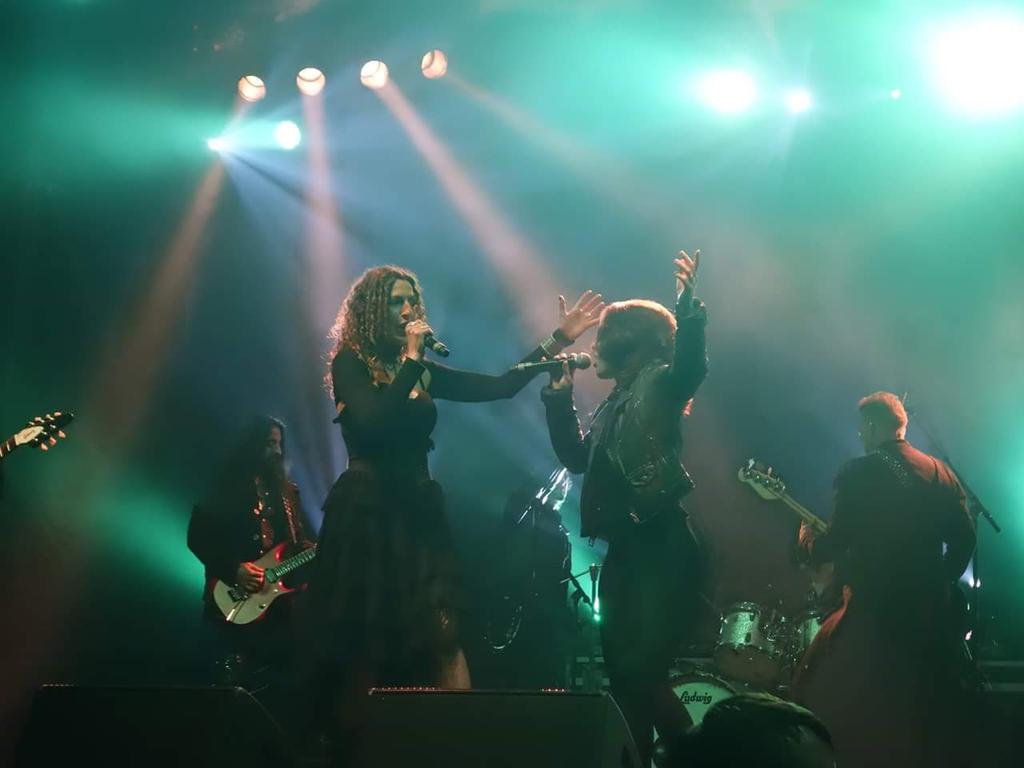 IsaGarciaNavas's tweet photo. Singing with Emmie Asplund at Eurorock last Saturday @_Therion @EUROROCK_FEST http://t.co/FiaOLBFoK1