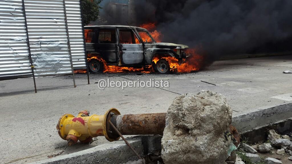 leoperiodista's tweet image. El vehículo de Fundalanavia quemado frente FCU-ULA quedo totalmente destruido. .#ULA