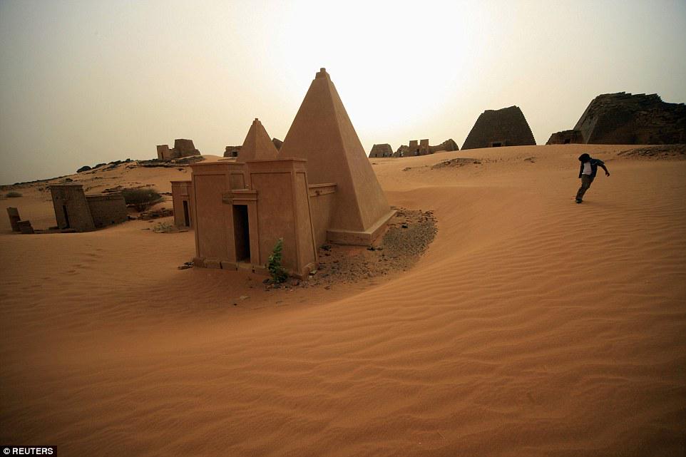 whencyclopedia's tweet photo. #Meroë in #Sudan, the #WorldHeritage Site that remains in Egypt's shadow http://t.co/q4XjEznTKJ via @travelmail http://t.co/m8G9I04lFi