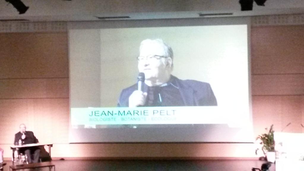 v_lebourgeois's tweet photo. " #Angers  : épicentre du monde végétal en France " Merci Mr @jeanmariepelt !
Heureux et fiers de vous accueillir 🌱 http://t.co/BEErYam9G2
