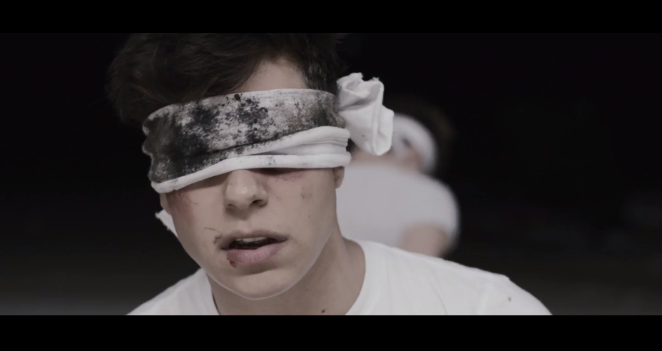 MidnightRed_Spa's tweet photo. Thomas y su "tryna break the chains but the chains only break me" me pone la piel de gallina. #MidnightRedChains http://t.co/f72x0Qrx53