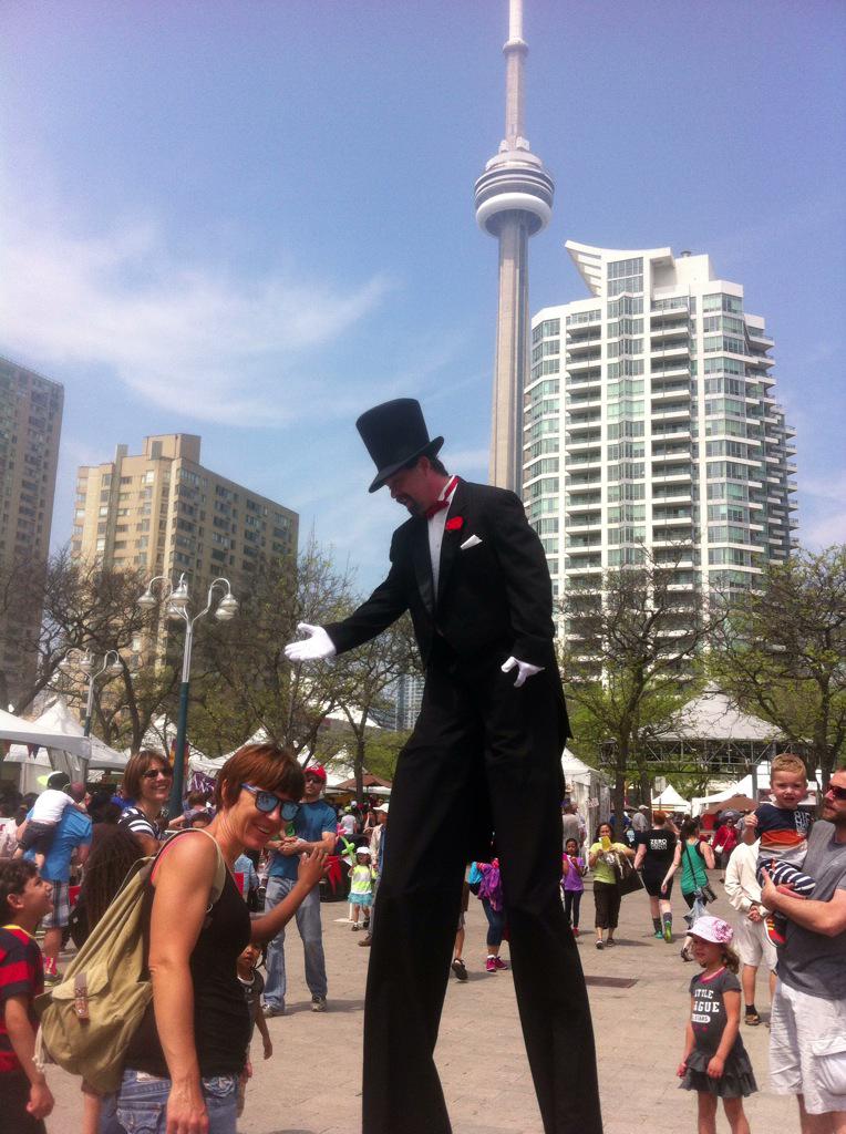 HarbourKIDS's tweet photo. Tallest man we've ever seen! #tocircusfest @HarbourfrontTO http://t.co/ogwXtPJJho