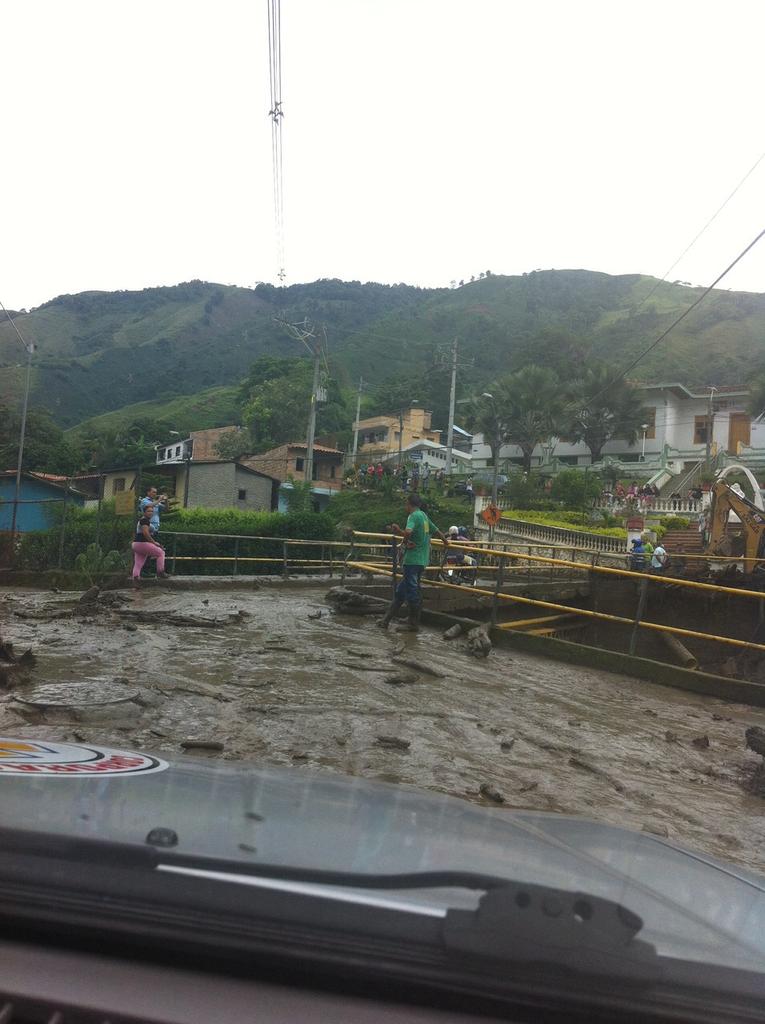 yotanan23's tweet photo. Aun sigue la emergencia en puerto Salgar http://t.co/qa7pRZd9qR