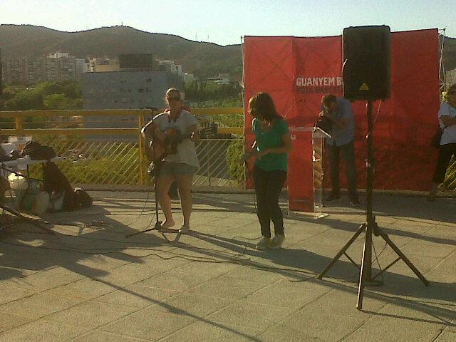 Comença l'actuació de <a href="/mvtkn/">+ Vale Tarde K Nunca</a> al mirador d'Horta a l'acte <a href="/bcnencomu/">Barcelona En Comú</a> #GuanyemBCN #GuanyemHortaGuinardó
