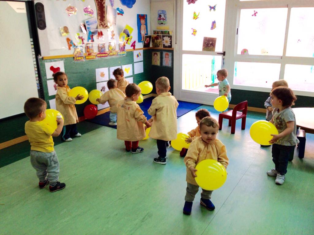 En el aula Las Gotas hicimos psicomotricidad con globos amarillos. ¡Nos encantó!