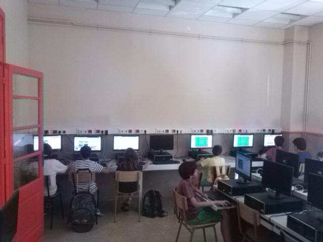 vicgchacon's tweet photo. Aprofitant els últims dies del curs per fer @scratch a la @sallereus amb @petitsenginyers @AdriGarAr @vasilniko http://t.co/ad1yZT2kjG