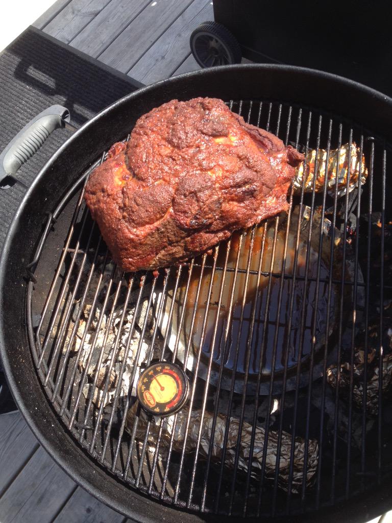 DecosteTerry's tweet photo. @chrisgrover100 @WeberGrills @Kingsford @DecosteTroy   250° all day long 😊 http://t.co/1NZlaD27xy