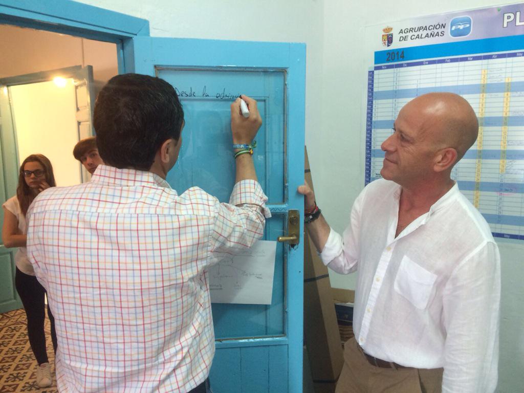 JuanMa_Moreno's tweet photo. Visitando la sede del @PPCalanas y conociendo un poco más a sus vecinos. Con Mario Peña hay futuro. http://t.co/7HSzPiq38g