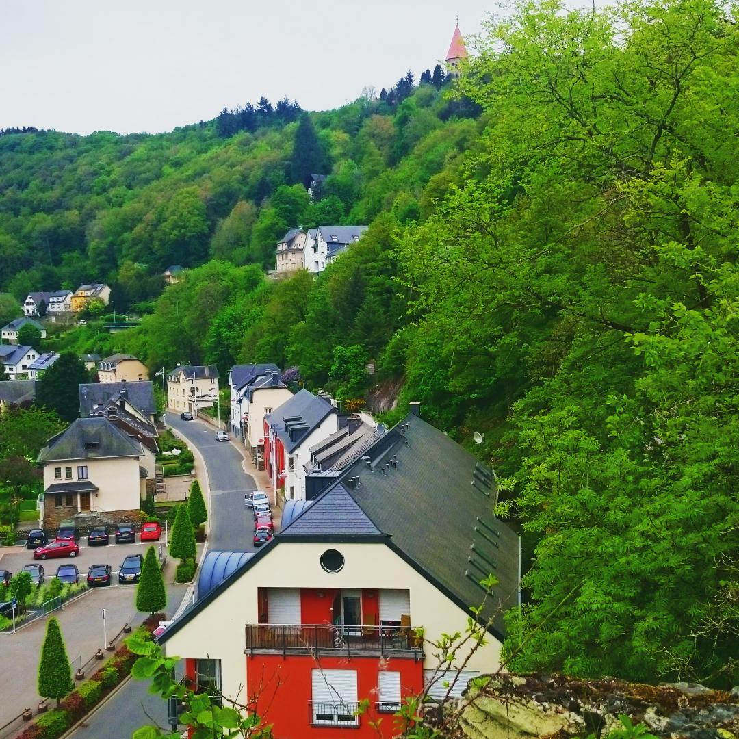 ozkanyusuf's tweet photo. Oysa ne kadar sakin bu sokaklar ve bu kent ne kadar dingin görünüyor bana şimdi gökyüzü #ATelli #Clervaux #Luxemburg http://t.co/p0gbaRVAMc