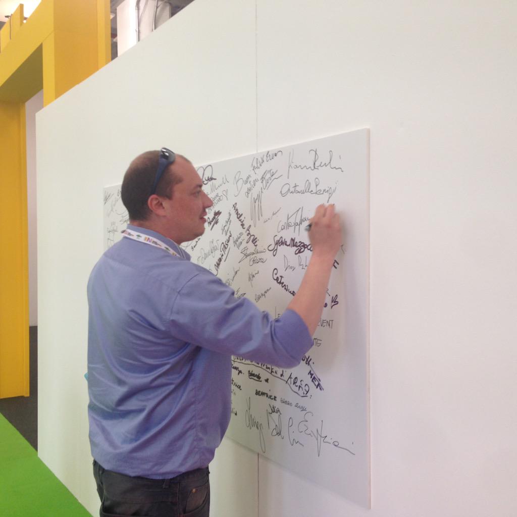 areaonlus's tweet photo. Un'ultima firma sul muro degli amici di #area al #SalTo15 @forteroberto presidente di Farmacie Comunali Torino http://t.co/awI6IL3F4q