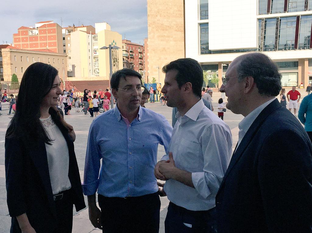 PSOE_CyL's tweet photo. .@luistudanca @CarmenMonton @Cabero2015 y @FerPablosRomo previo #ActoPúblico en #Salamanca. 
#GobernarParaLaMayoría http://t.co/P9MEYooLrD