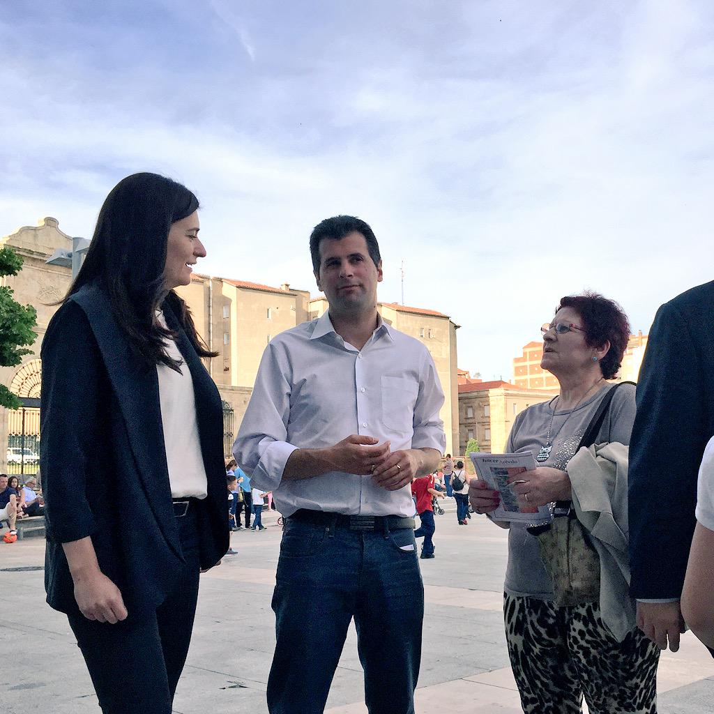 PSOE_CyL's tweet photo. .@luistudanca @CarmenMonton @Cabero2015 y @FerPablosRomo previo #ActoPúblico en #Salamanca. 
#GobernarParaLaMayoría http://t.co/P9MEYooLrD