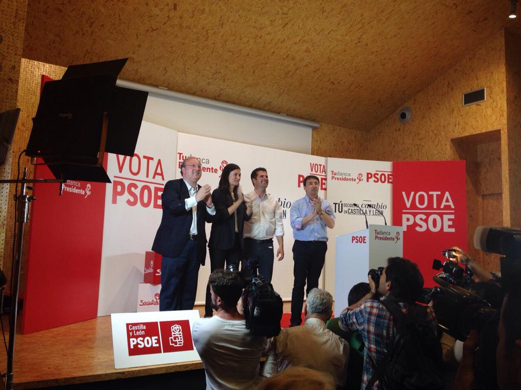 KarenNax's tweet photo. Comenzamos un gran mitin en #Salamanca @CarmenMonton @luistudanca @FerPablosRomo @Cabero2015 @PSOE_CyL @PSOE http://t.co/eqKs9S4Fk6