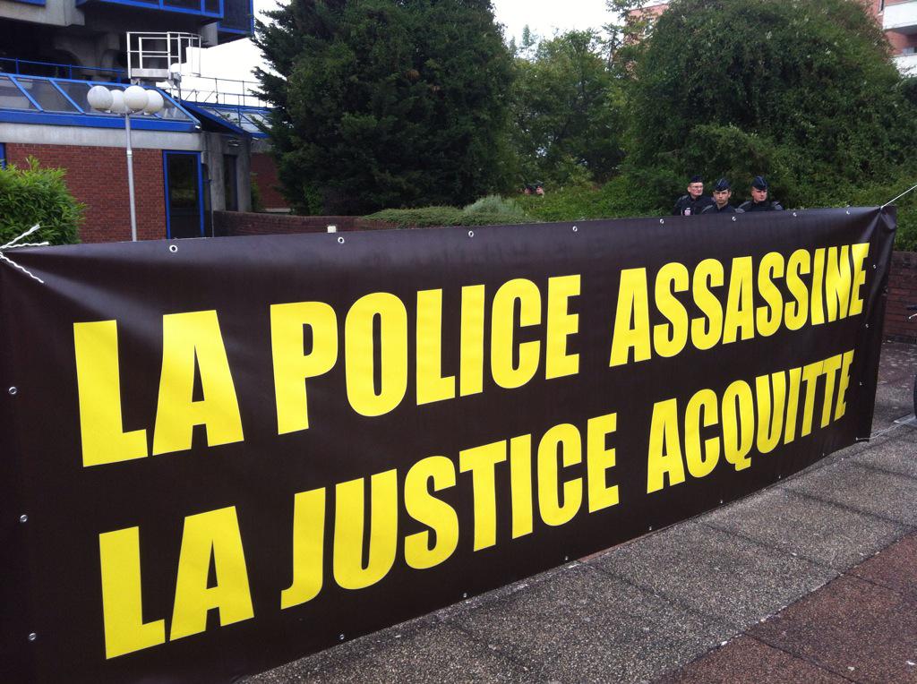 juliensalingue's tweet photo. À Bobigny, rassemblement pour #ZyedEtBouna. http://t.co/K6KSLUgC2o