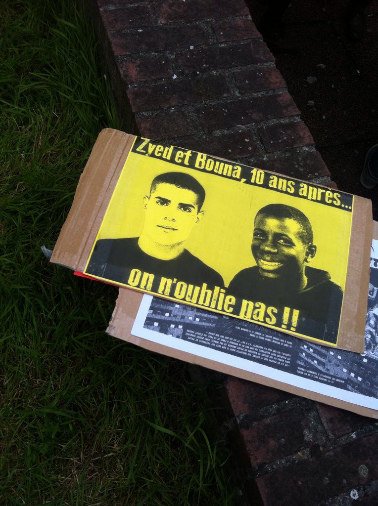 juliensalingue's tweet photo. À Bobigny, rassemblement pour #ZyedEtBouna. http://t.co/K6KSLUgC2o