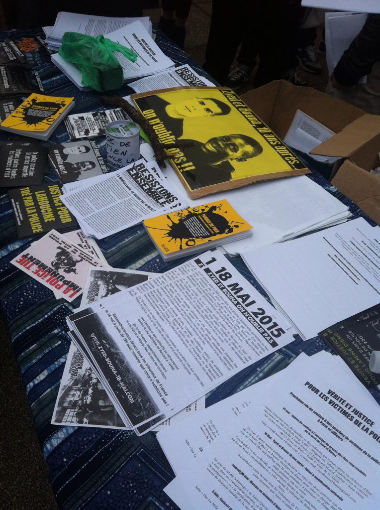 juliensalingue's tweet photo. À Bobigny, rassemblement pour #ZyedEtBouna. http://t.co/K6KSLUgC2o