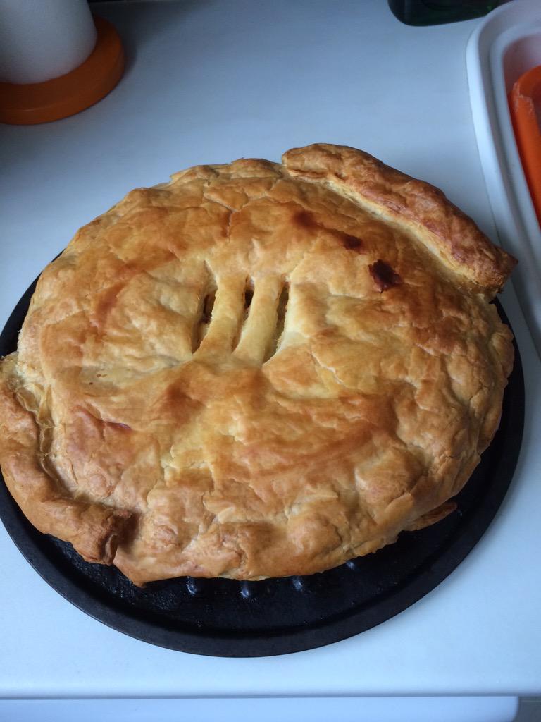KelAyr35's tweet photo. Made my first ever pie tonight.. #delicious #goodfirstattempt #chicken #leeks #bacon #mushrooms #yummy http://t.co/XKt7vHv3ZI