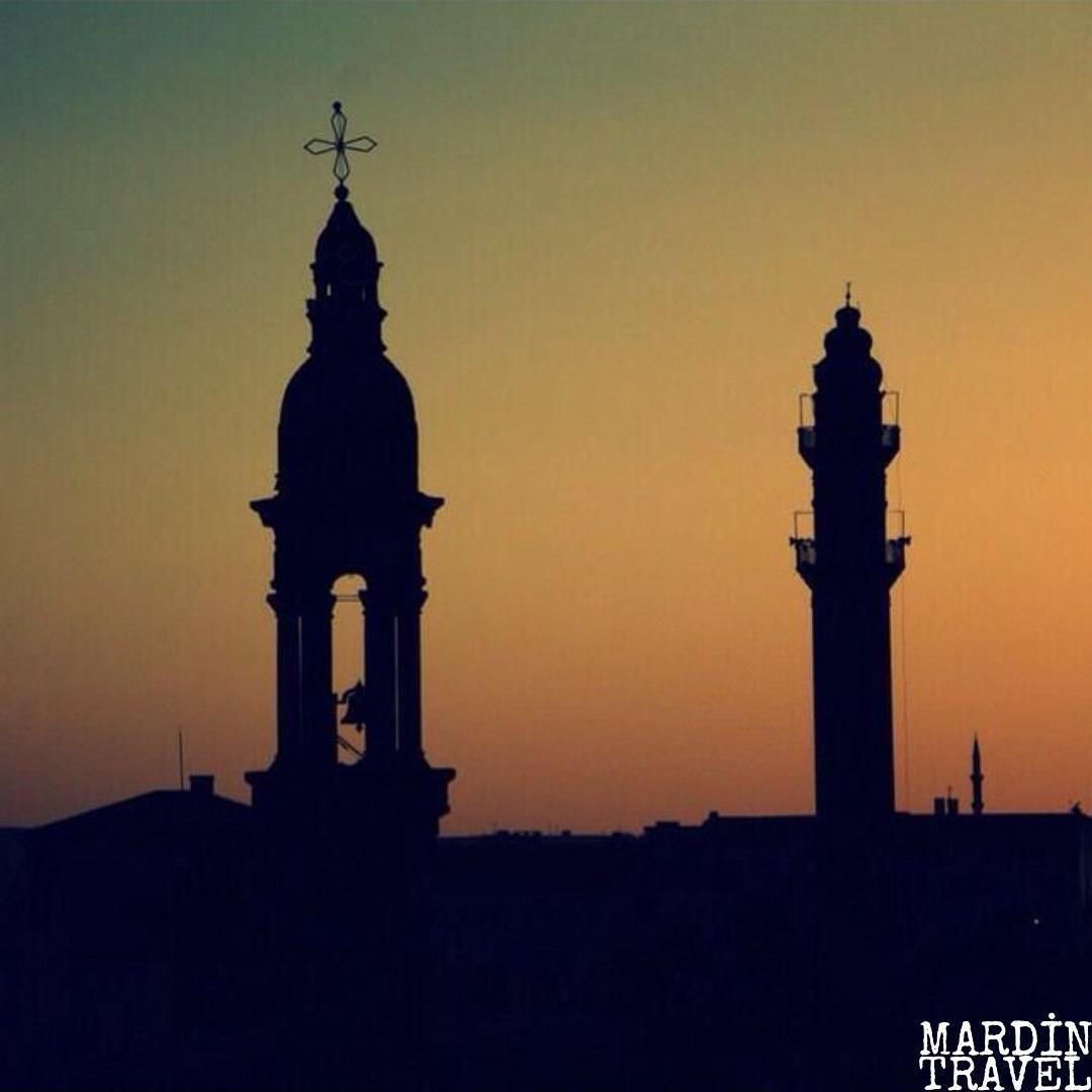 Dinlerin ve Dillerin Kenti; Midyat!

Bir yanda Kilise bir yanda Camii!

Fotoğraf : Cebrail Özmen