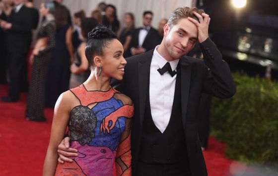 elpais_gente's tweet photo. La novia de Robert Pattinson denuncia el racismo de sus fans http://t.co/UWmNhqbRfU http://t.co/RCDxbGRZt1
