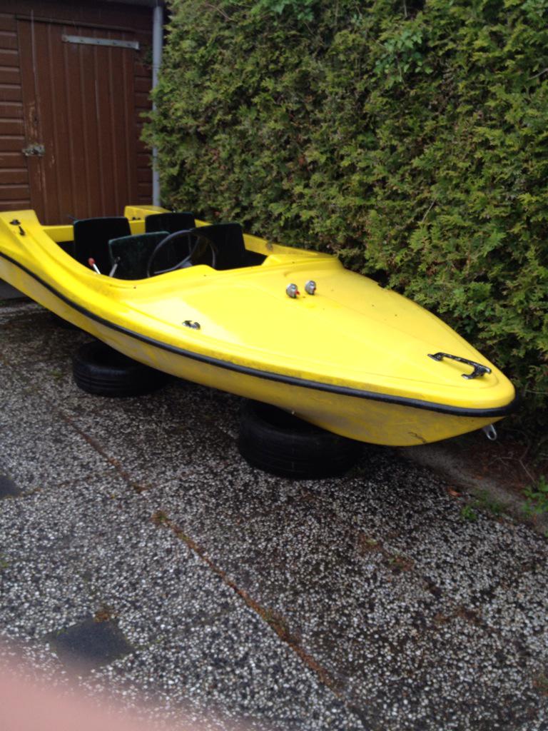 _swagdj's tweet photo. #speedboot #tekoop #drachten met gasafstandsbediening en stuur, boot nog Supergoed, belang? Priveberichtje voor info http://t.co/aQFwKy7SmT
