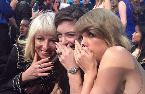 Alextrxm's tweet image. Taylor Swift c&apos;est l&apos;genre de meuf à parler dans le dos des gens 😂😂😂