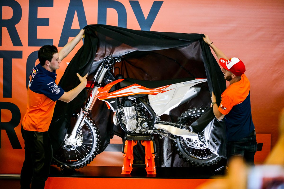 KTM_Racing's tweet photo. A FIRST LOOK! The KTM SX MY 2016 NEW generation has just been unveiled by @Antoniocairoli &amp; @JHerlings84 in Maggiora! http://t.co/BhzYDBUEJS
