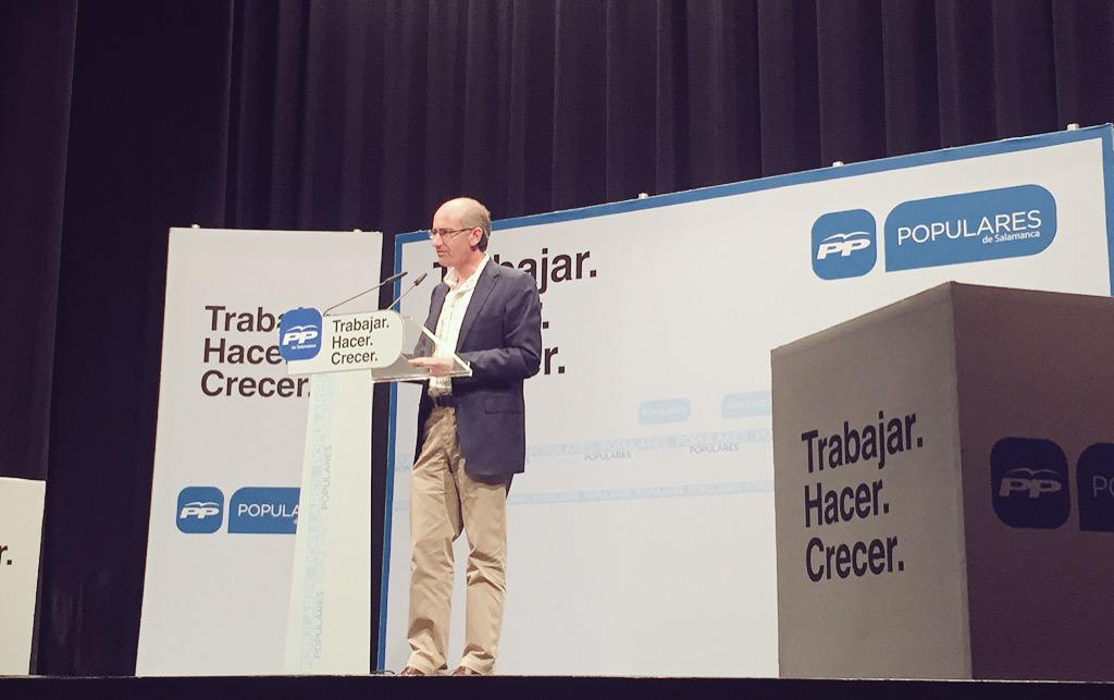 PPCiudadRodrigo's tweet photo. Javier Iglesias: "El Partido Popular es el partido que defiende el municipalismo, sin dudas ni complejos". http://t.co/G5LXVLJQcP