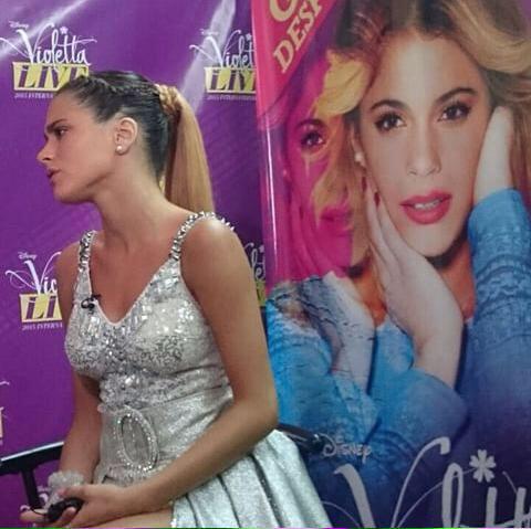 TS_Mexico's tweet photo. -@TiniStoessel en Meet&amp;Greet de #ViolettaLive. http://t.co/aJ4TSQlTeZ