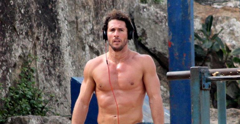 Flávio Canto exibe boa forma em dia de exercício no Rio de Janeiro --> bit.ly/1KghL6L