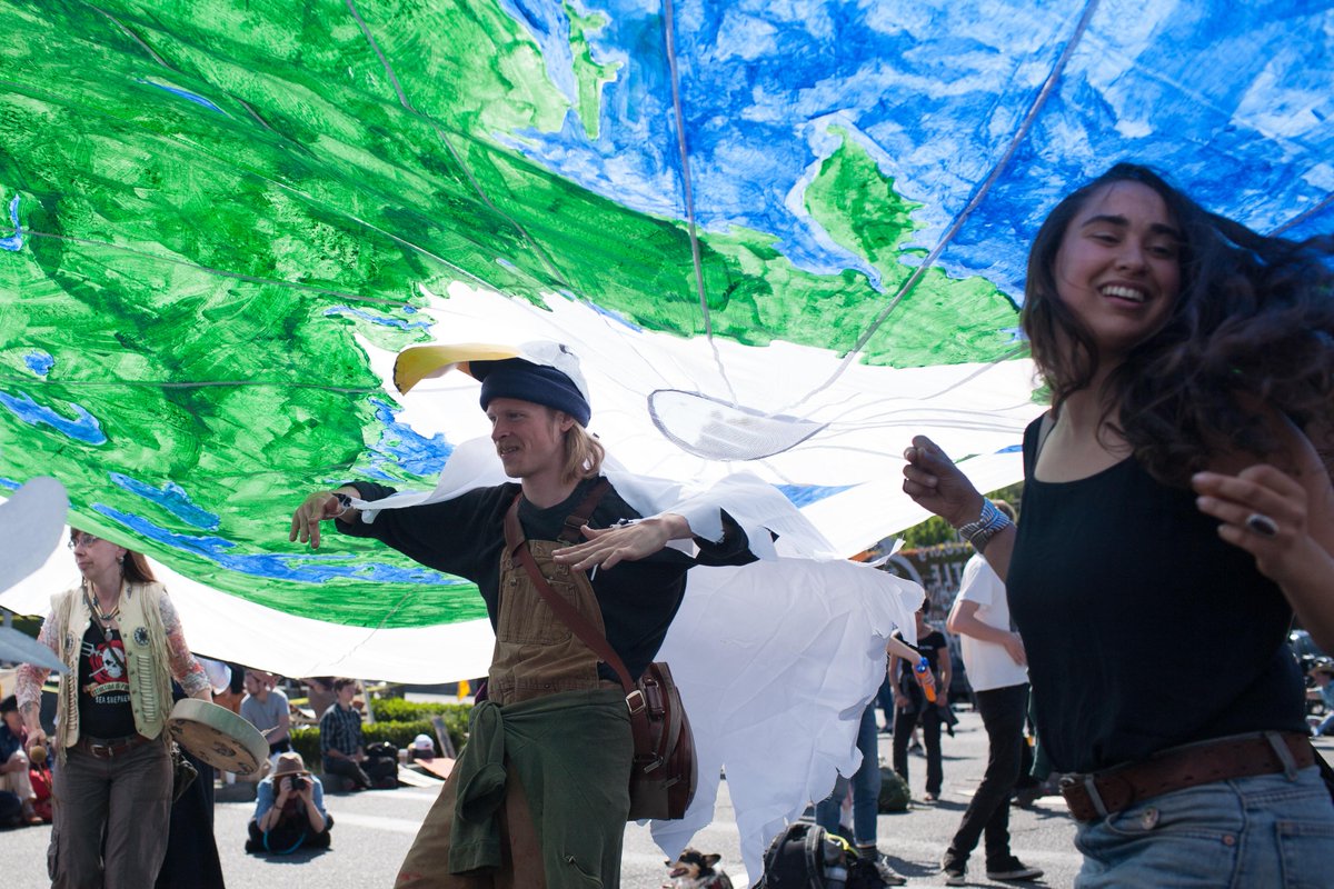 mattmillsphoto's tweet image. Demonstrators dance during #YouShellNotPass protest at Terminal 5 outside the Port of #Seattle // more on @epaphotos