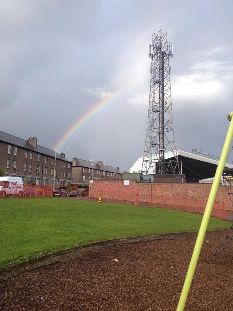 aimzybell87's tweet photo. Dundee rainbow http://t.co/QnTPWn3xG9
