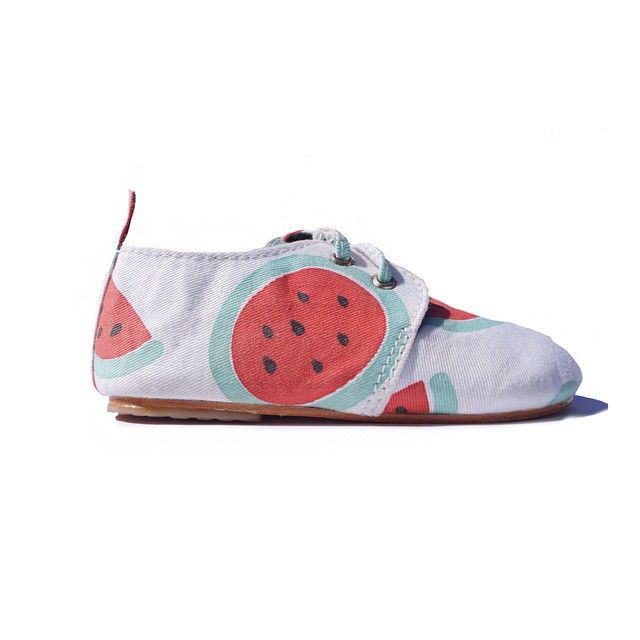 sandiaproject's tweet photo. Se acerca el #verano que tal estas zapatillas de #sandia ? http://t.co/z8reDtVFQE
