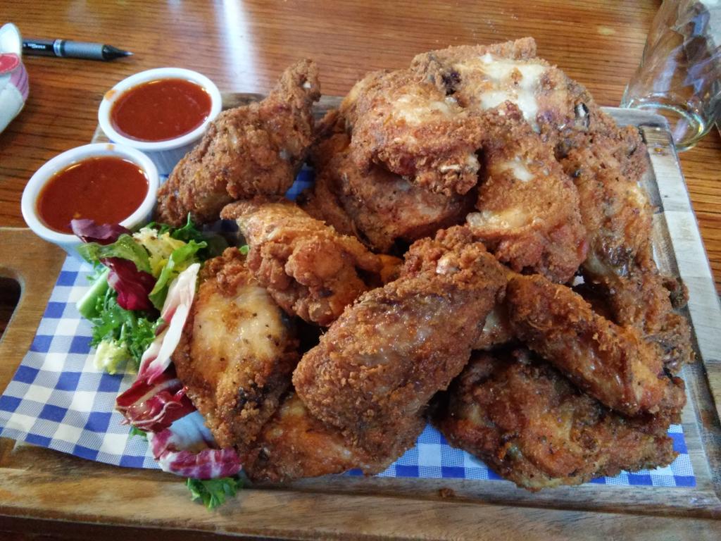 BrumHour's tweet photo. Great wings with @YelpBrum at @RoseVillaTavern  :-) http://t.co/XnF7Pnce9I