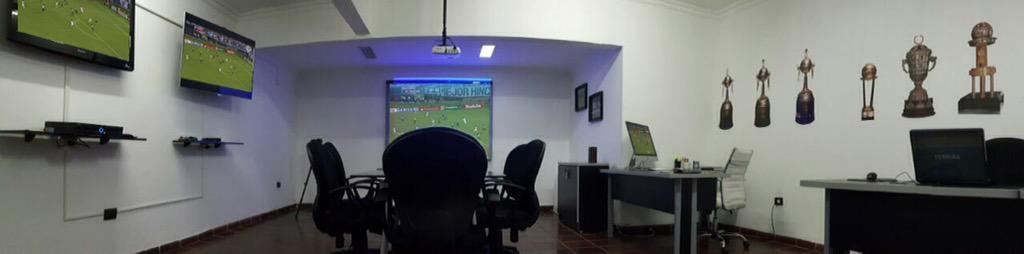 elClubOlimpia's tweet photo. La nueva Sala de Tecnología y Análisis Técnico inaugurada en Villa Olimpia por el Depto de Fútbol. #OlimpiaDePrimera http://t.co/NbQW9nvtTK