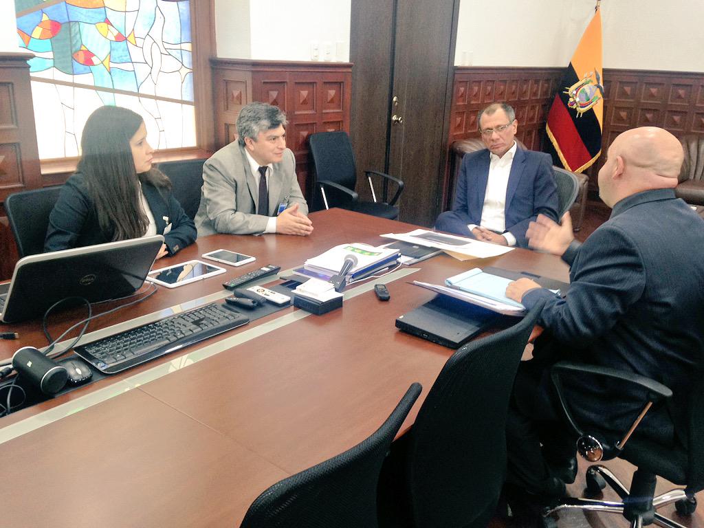 Vice_Ec's tweet photo. Ganadores de Banco de Ideas presentan a VP @JorgeGlas el sistema de protección domiciliario Y4Home. #EcuadorInnova http://t.co/Y8OzDqff5M