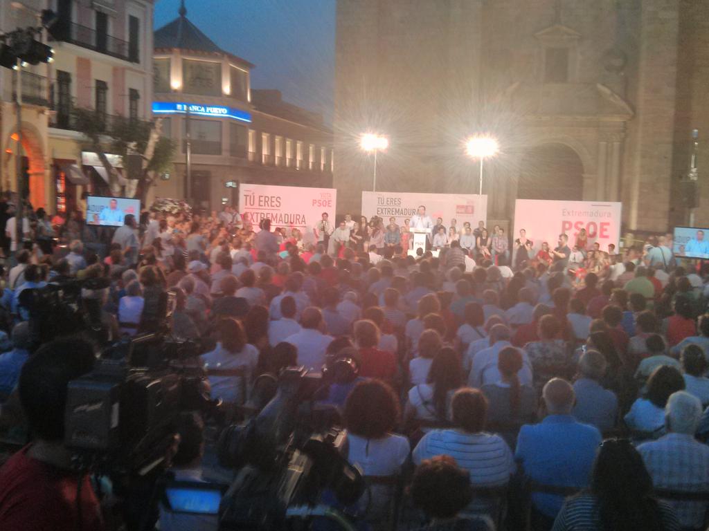 Gran Mitin  <a href="/psoeex/">PSOE de Extremadura /❤️</a>  en #VillanuevaSerena con <a href="/GFVara/">Guillermo Fdez Vara</a> @magallardovva <a href="/carmechacon/">Carme Chacon</a>  #TuEresExtremadura VoTa PSOE