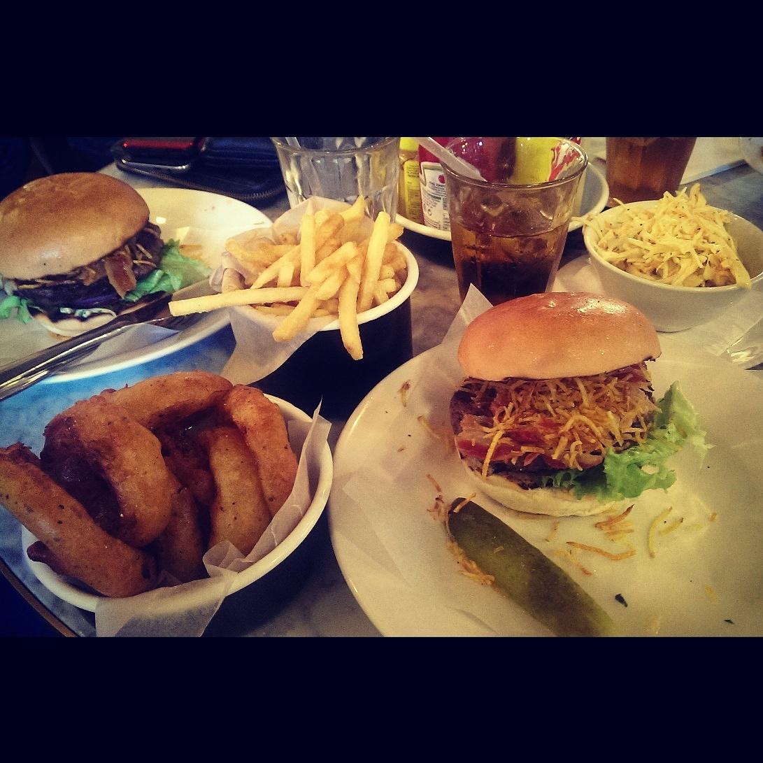 4AmyLouise's tweet photo. Byron burger👌 tasting the new south Caroline 😍 🍔  #sweetcaroline #happymonday #summeratbyron @byronhamburgers http://t.co/DS2UfJ3mbA