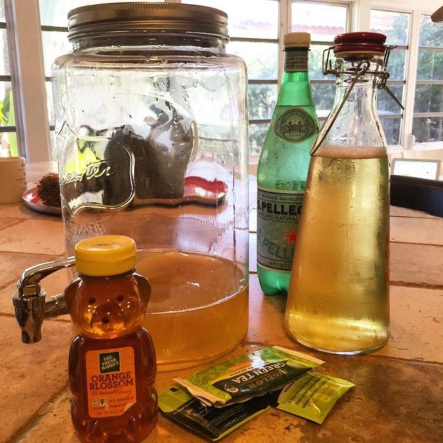 KombuchaGuruX's tweet photo. http://t.co/CCopAIozkk @bettabucha delivered a #buchakit to an amazing Homeopathic Doc, … http://t.co/EXLQxSa0i8 http://t.co/tHaO1ysCLP