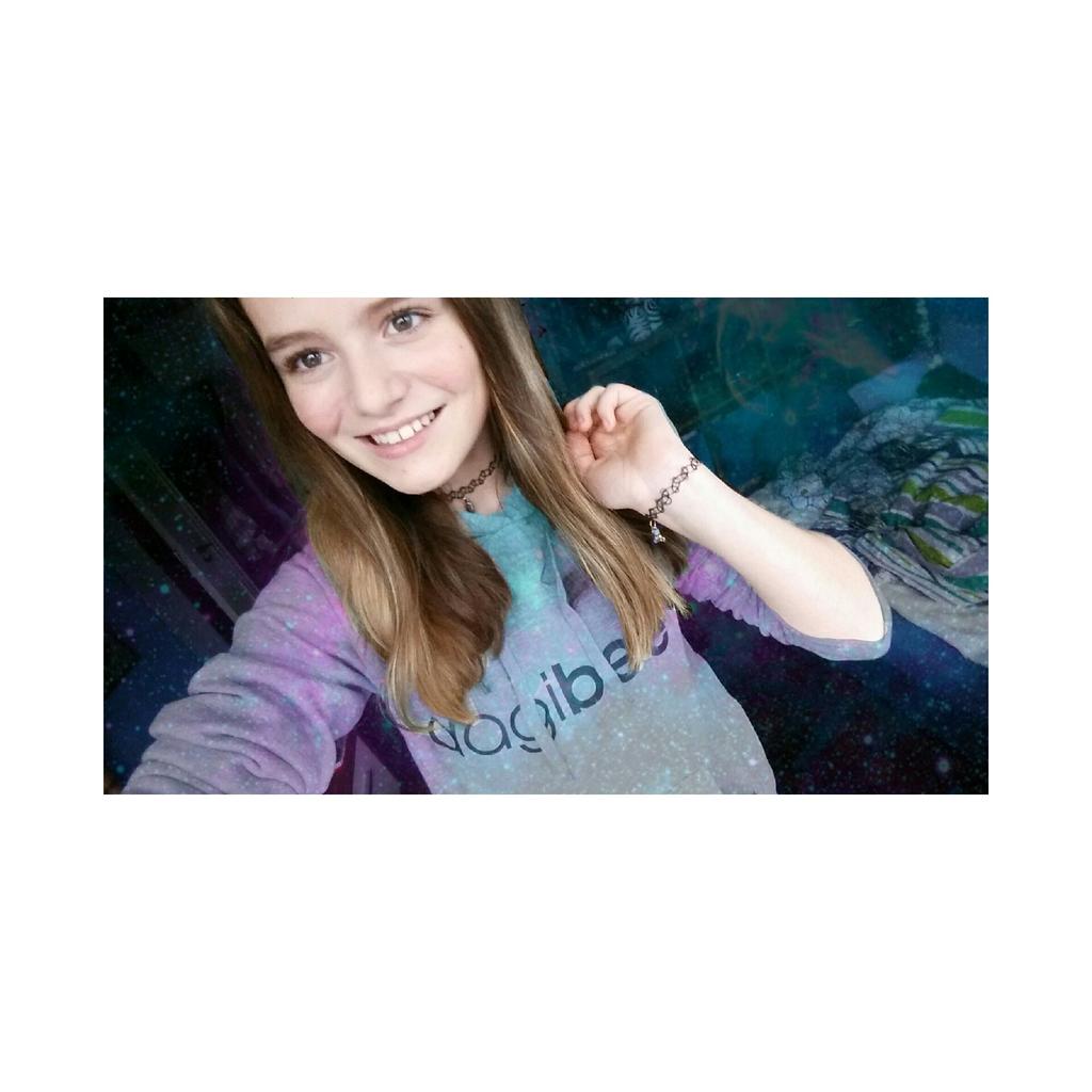 MaikeTrw's tweet photo. Galaxy dagibeee pulli❤ ||@dagibee  #gangtour hat nichts mit der Gang tour zu tun aber will gerne ein favi😍❤ @dagibee http://t.co/XOtWZzvc5s