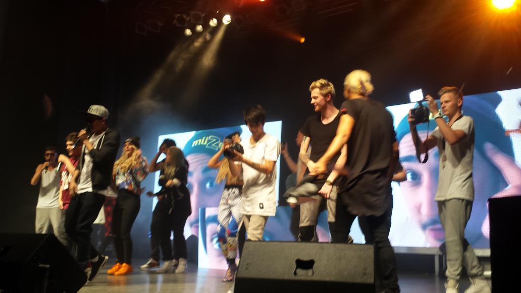 anaxbde's tweet photo. Ihr habt den Abend wunderschön gemacht ❤ 
@TheRealLiont 
@dagibee 
@SimonDesue 
@PaolaMariaONE 
@LifeWithMelina 
... http://t.co/37Jtb1arZj