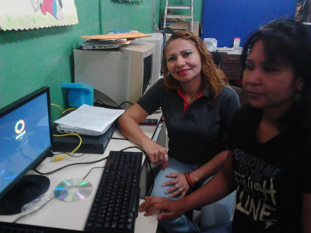 fundabitguaric2's tweet photo. #4AñosDandolaBatallaEnRedes Instalan servidores ETAR Diego B.U  EB Las Delicias Guaribe @LeonelParica @PedroValdiviaC http://t.co/2M3nGaKi9W
