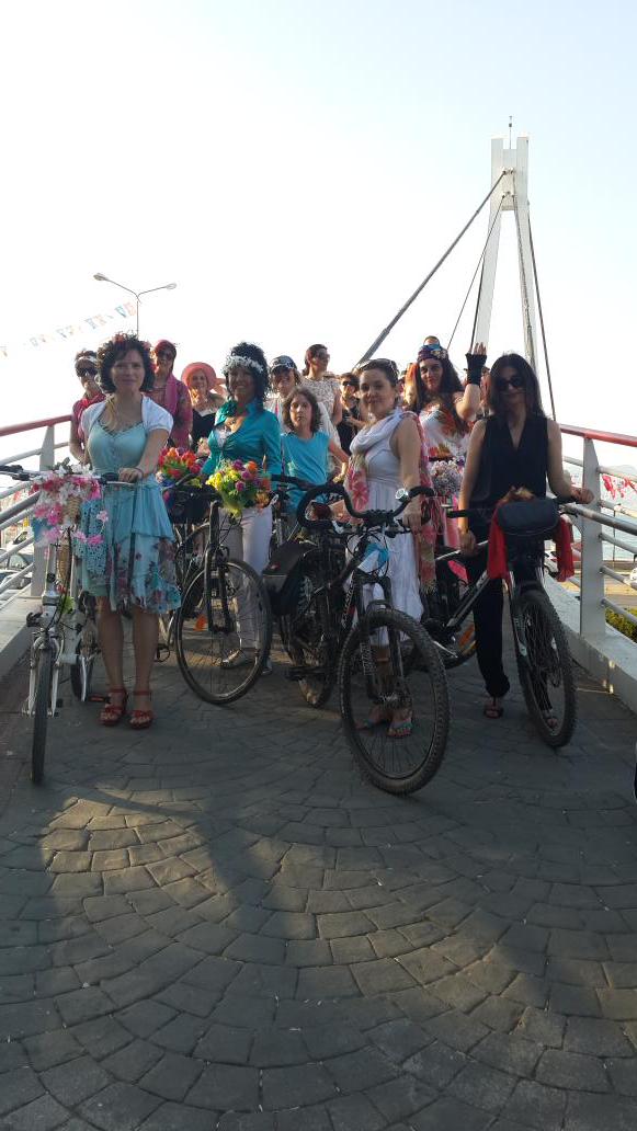 semagur's tweet photo. Süslü Kadınlar Bisiklet Turu İzmir http://t.co/mh3eVM4maA