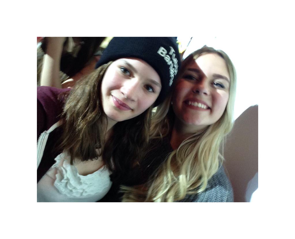 paula_liont's tweet photo. Wertvolle Sekunden😍 @dagibee  #GangTour  #GangTourHamburg #GangTour2015 http://t.co/9N3sVqmtiR