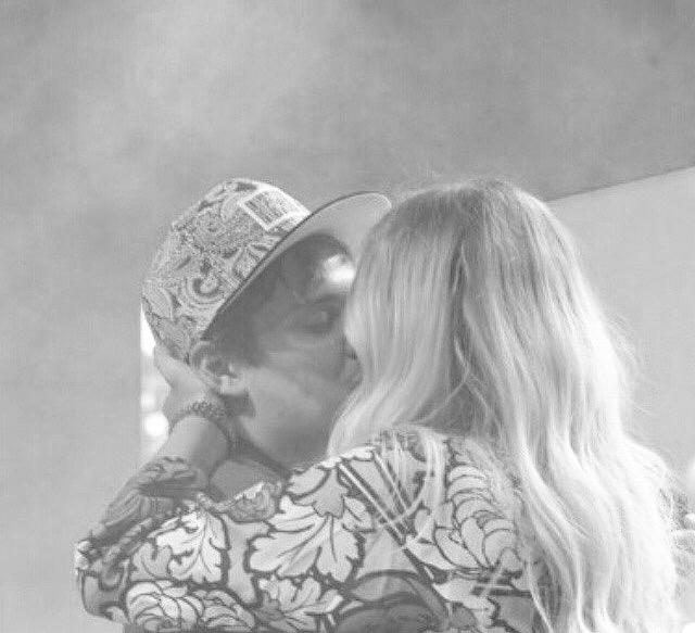stjaems's tweet photo. Warum macht ihr so?
😳❤️

@dagibee @TheRealLiont 
Traumpaar!

#GangTour http://t.co/iUkEETmNDr