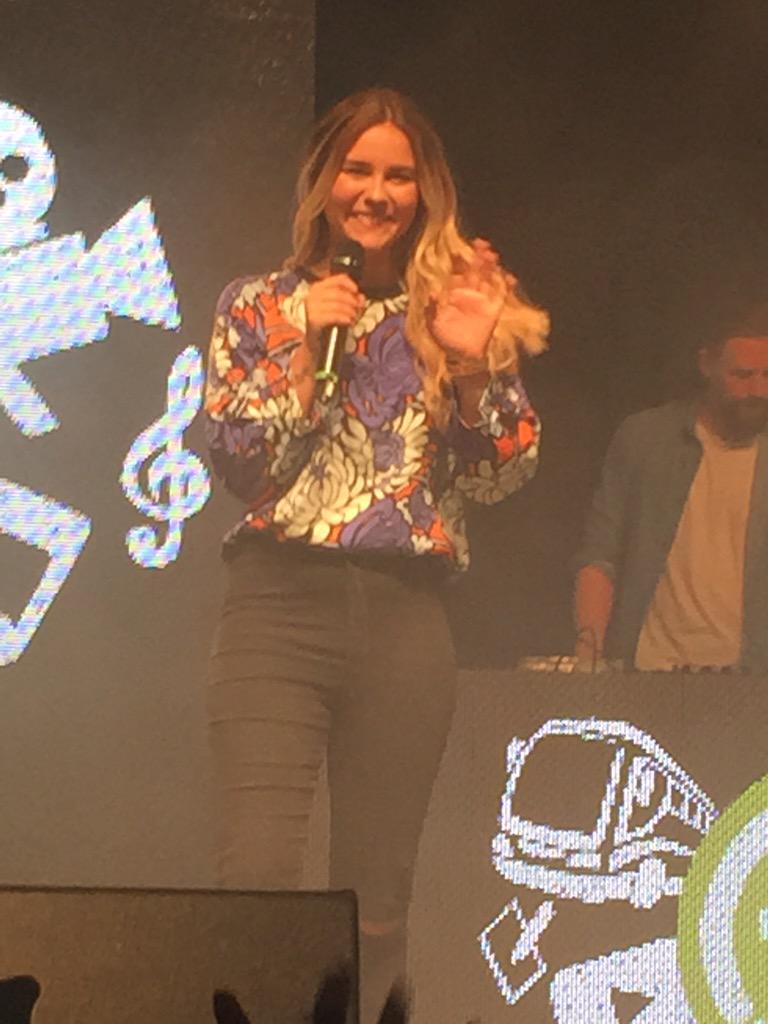 mayraliont's tweet photo. @dagibee leider konnte ich kein Bild mit dir machen aber ich liebe dich Schatz ❤️❤️❤️ http://t.co/UQ6fyMB206