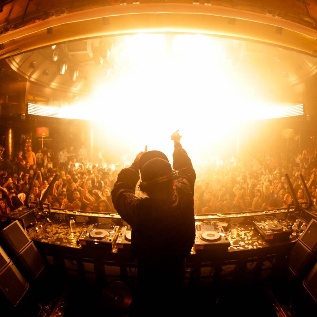 luisalonso_la's tweet photo. #rlgrime at @xslasvegas for #movementmonday contact me for #bottleservice 5622097486 #vegas #xs #vip #movementmondays http://t.co/RdV1O72icX